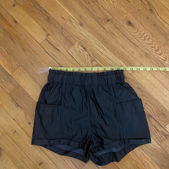 Wilfred Aritzia Faux Leather shorts - Picture 5 of 5